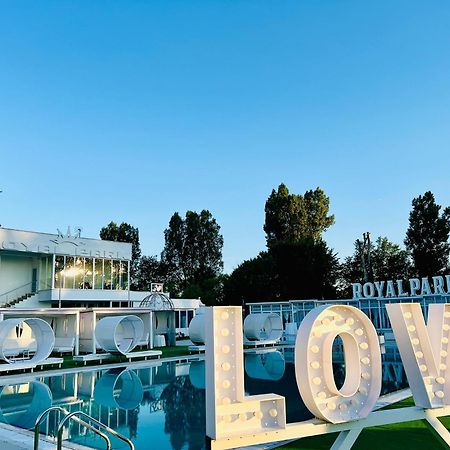 Royal Park Complex Hotell Bascov Exteriör bild