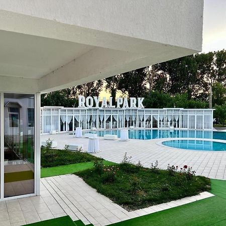 Royal Park Complex Hotell Bascov Exteriör bild
