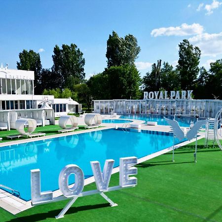 Royal Park Complex Hotell Bascov Exteriör bild