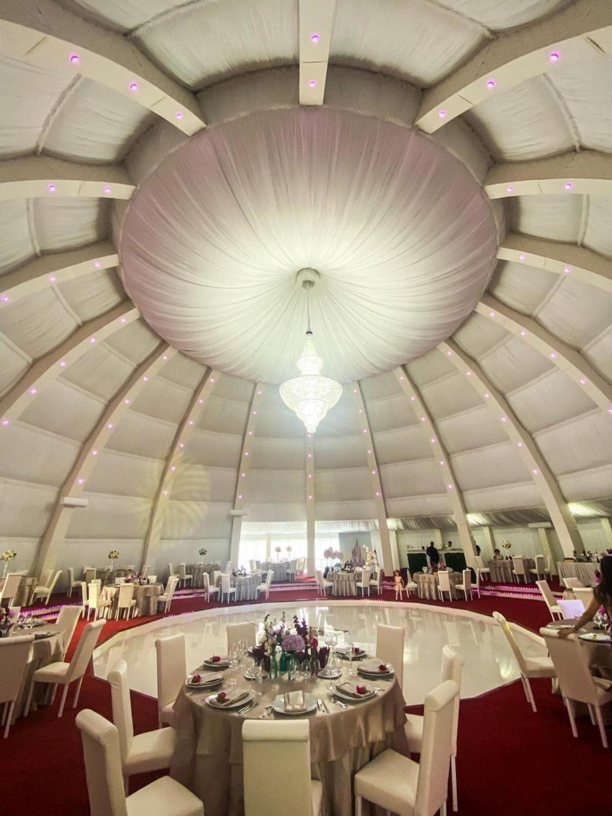 Royal Park Complex Hotell Bascov Exteriör bild