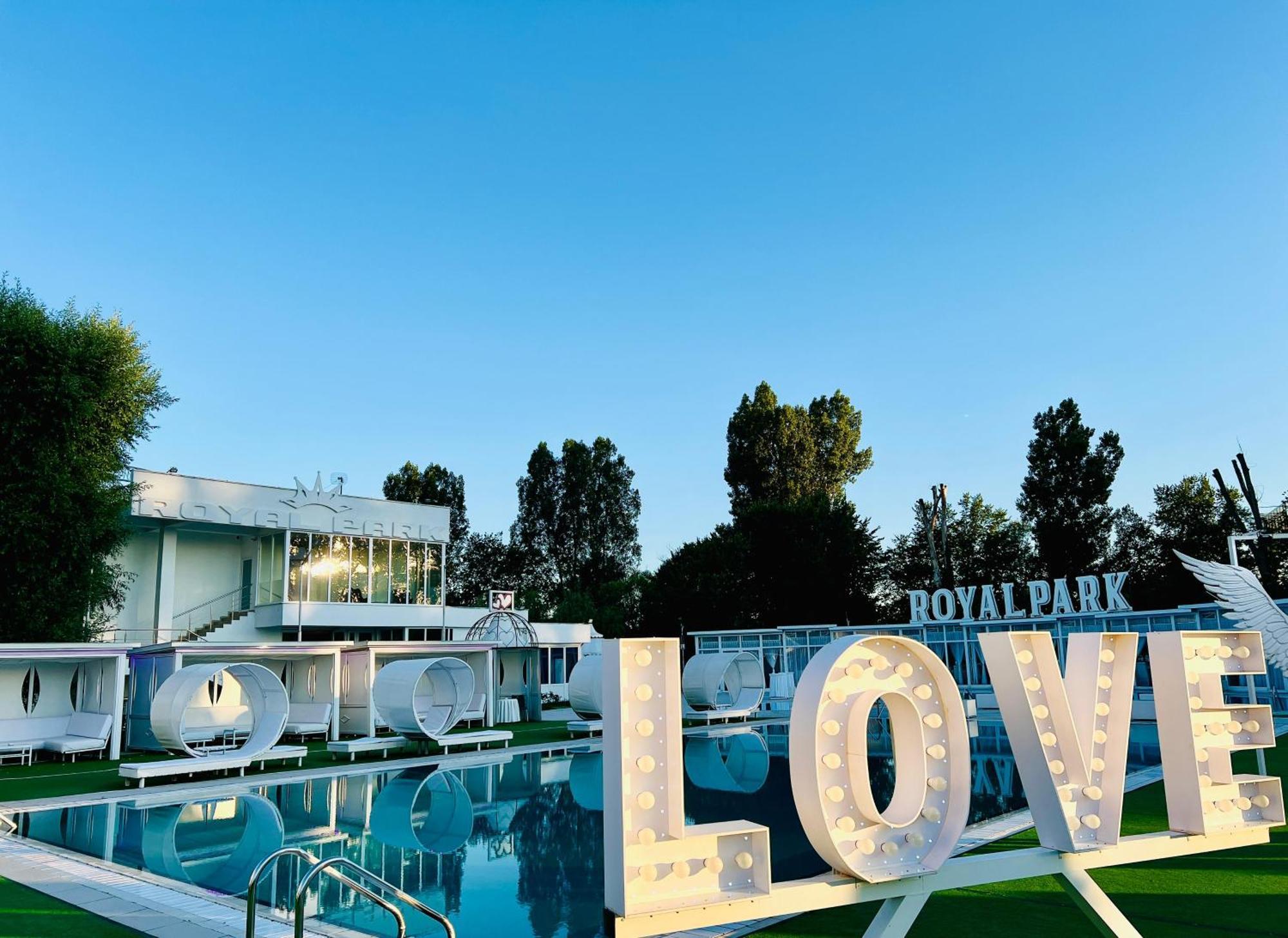 Royal Park Complex Hotell Bascov Exteriör bild