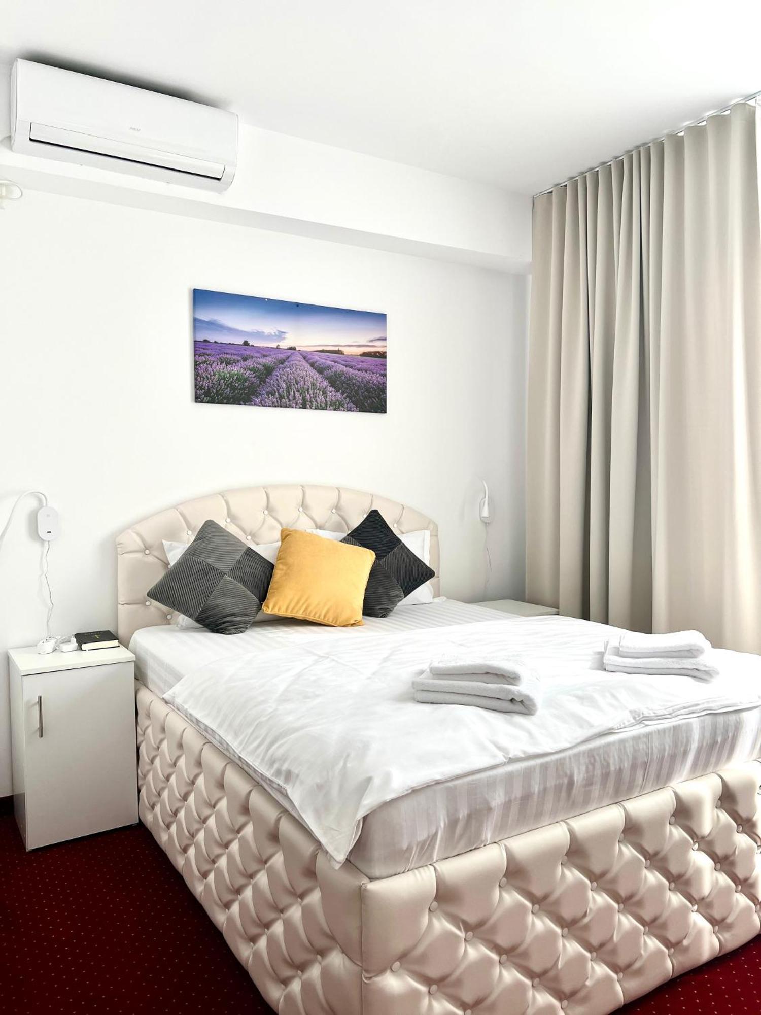 Royal Park Complex Hotell Bascov Exteriör bild