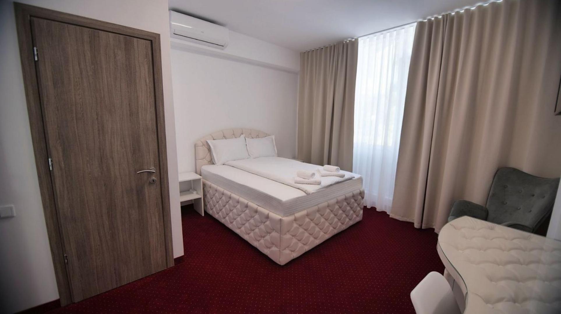 Royal Park Complex Hotell Bascov Exteriör bild