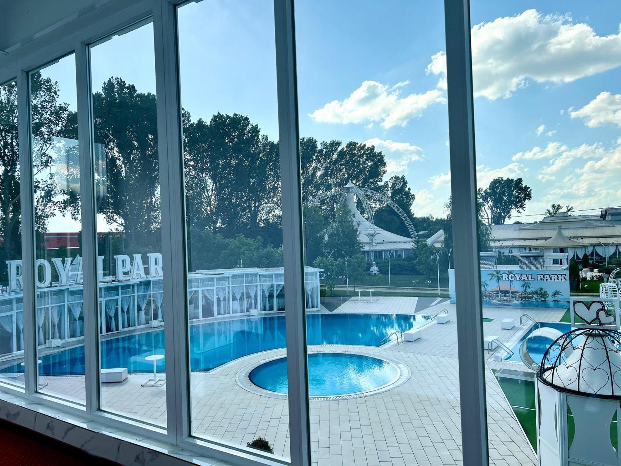 Royal Park Complex Hotell Bascov Exteriör bild