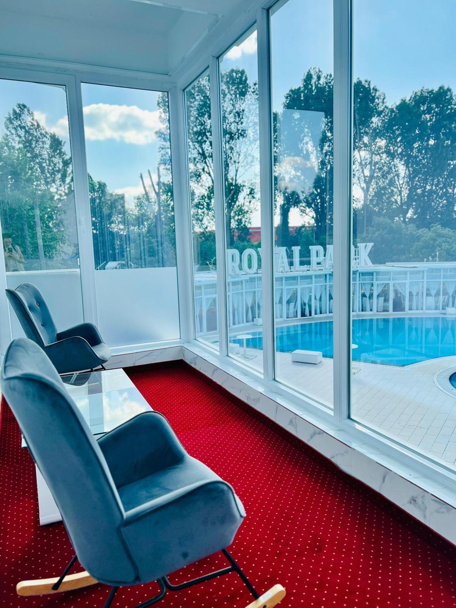 Royal Park Complex Hotell Bascov Exteriör bild