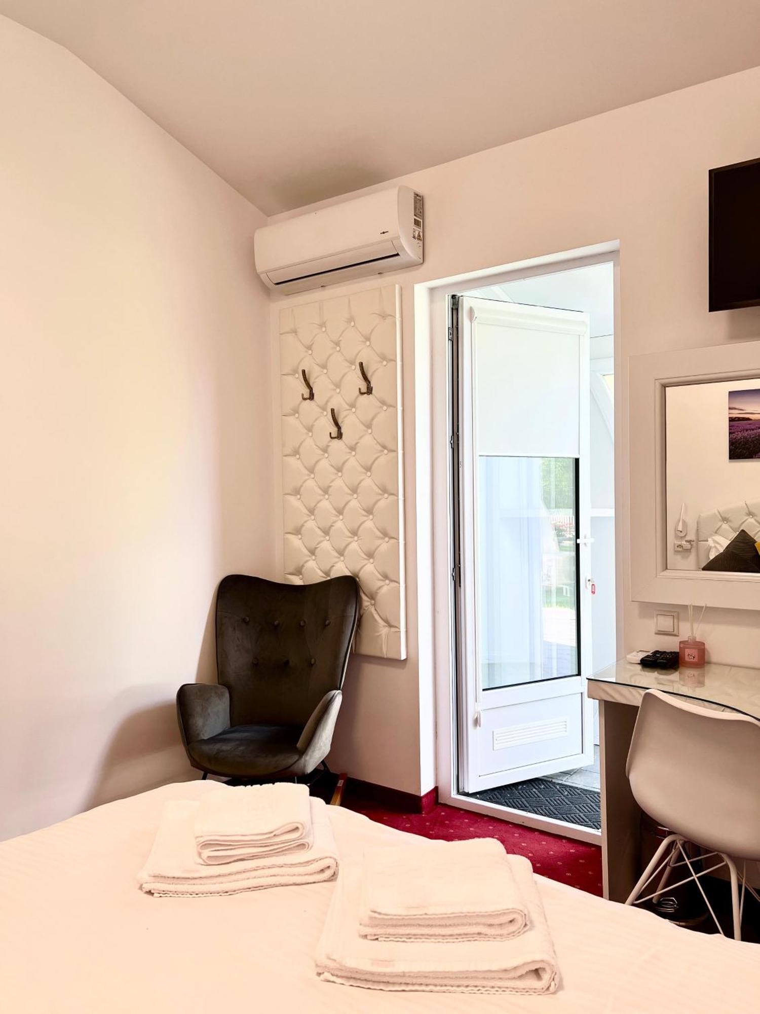 Royal Park Complex Hotell Bascov Exteriör bild