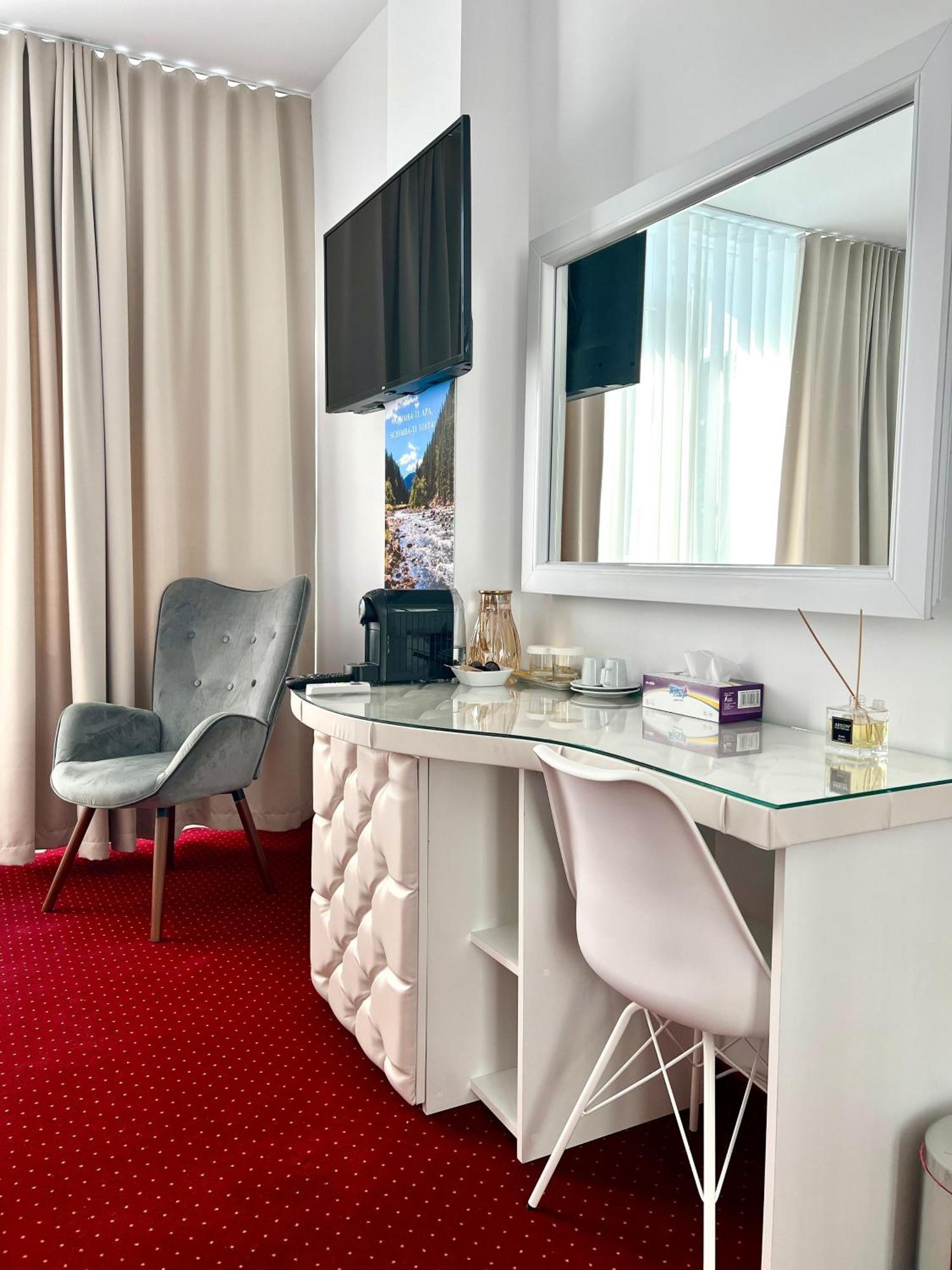 Royal Park Complex Hotell Bascov Exteriör bild