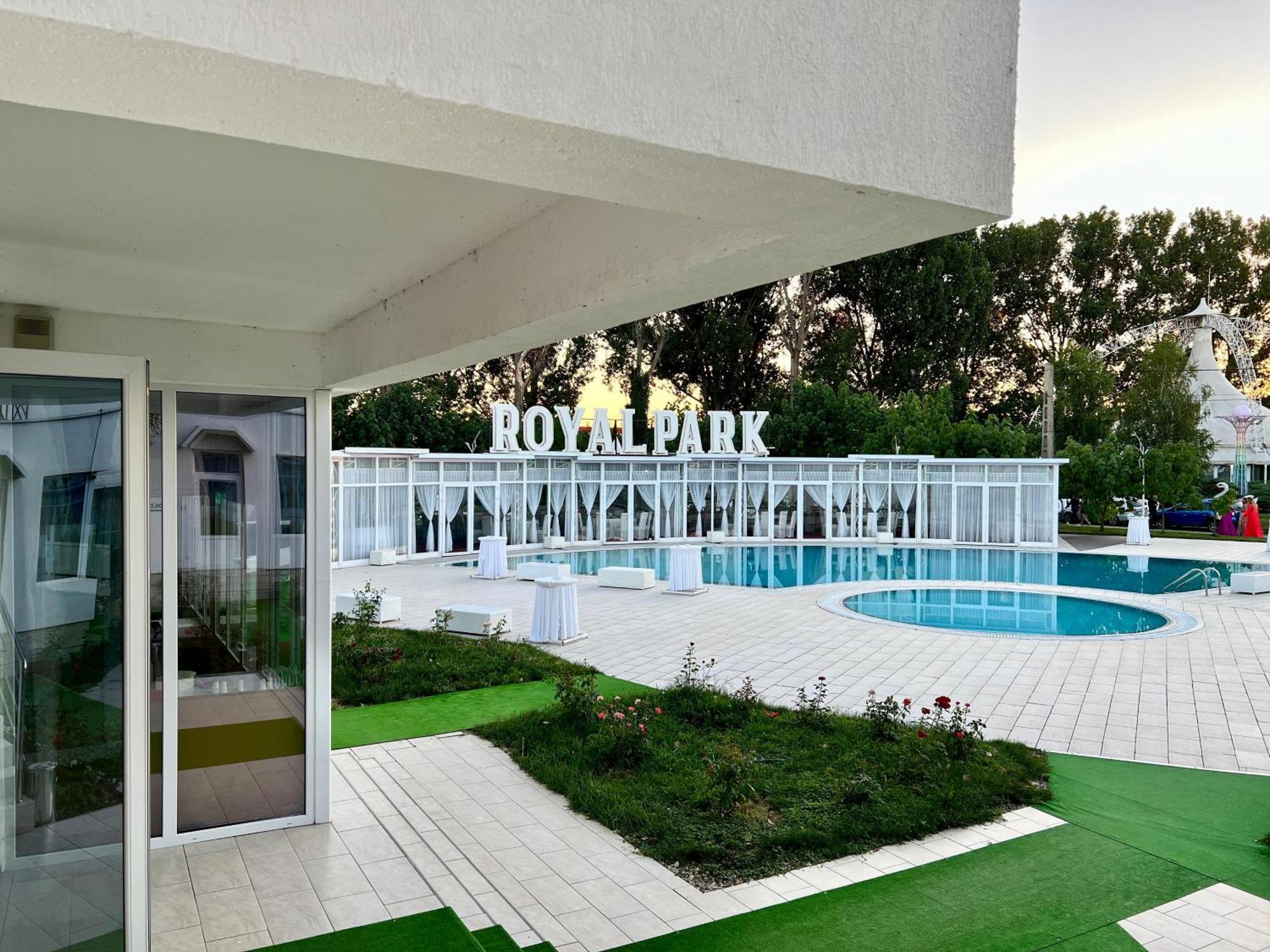 Royal Park Complex Hotell Bascov Exteriör bild