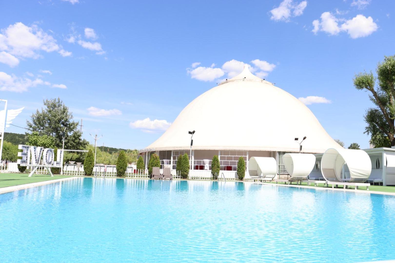Royal Park Complex Hotell Bascov Exteriör bild