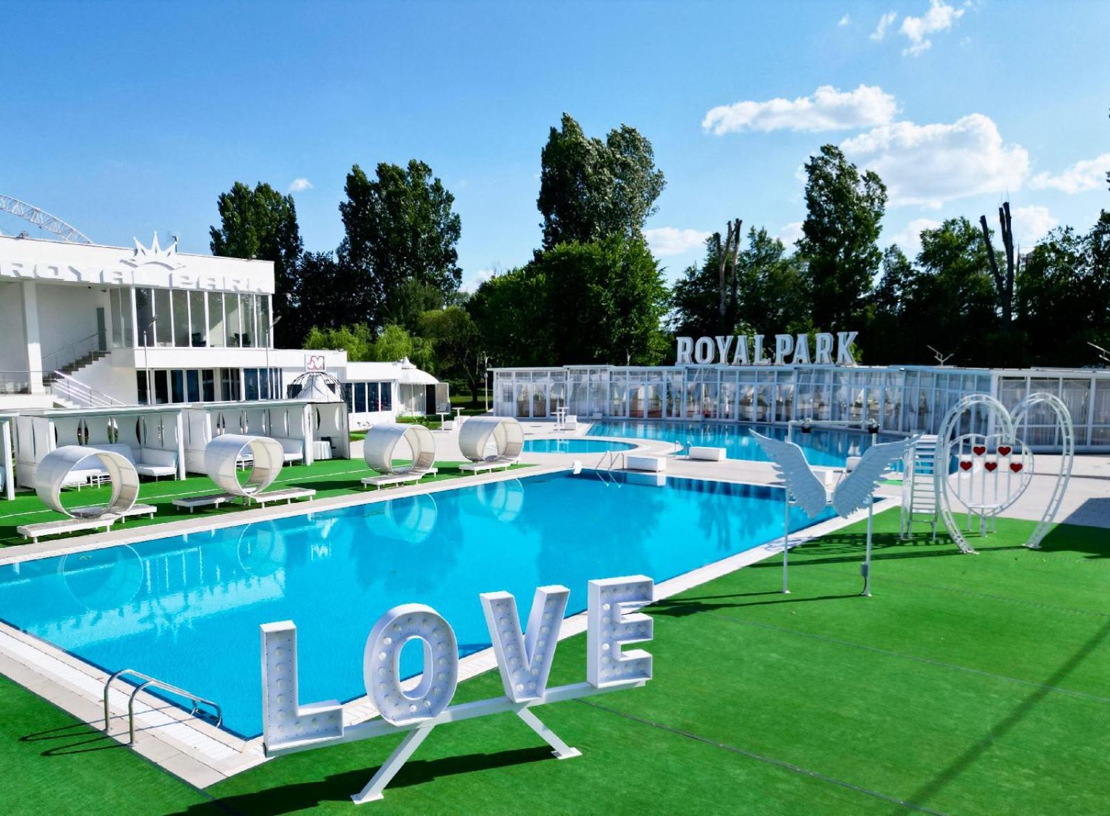 Royal Park Complex Hotell Bascov Exteriör bild
